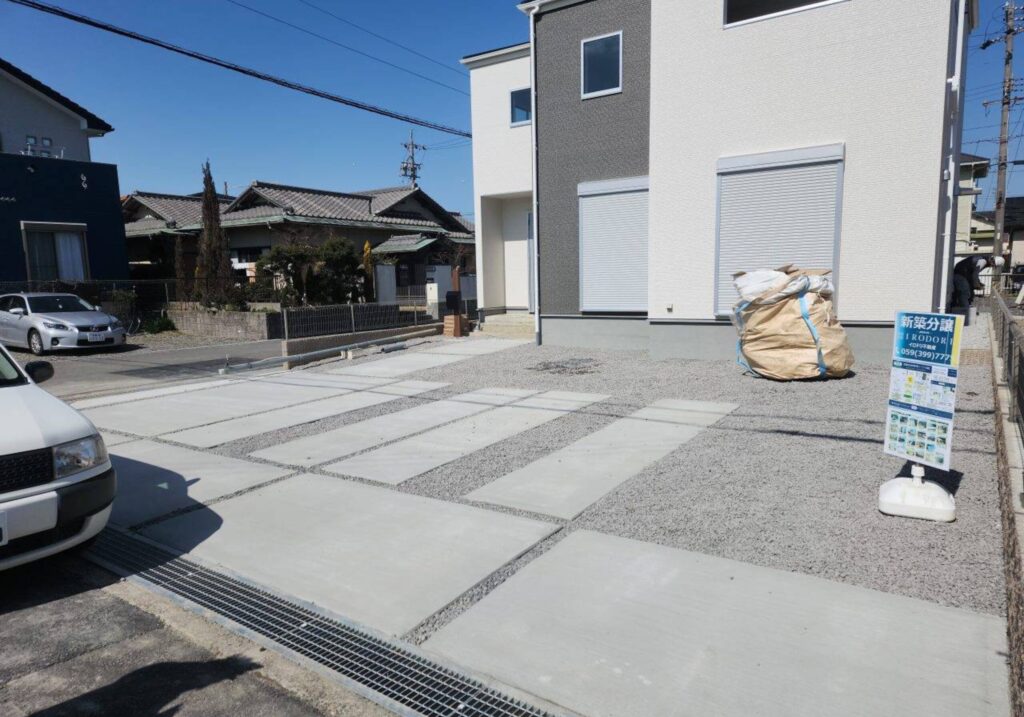 三重県 鈴鹿市 建設会社 外構 エクステリア 駐車場工事 アプローチ 門 塀回り空間 庭工事 玄関 カーポート設置 ウッドデッキ設置 基礎工事