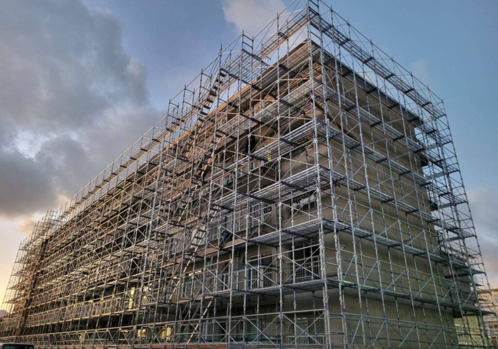 三重県 鈴鹿市 建設会社 足場工事 改修足場 吊足場 新築足場 鳶工事 新設足場 タンク足場 プラント足場 住宅足場