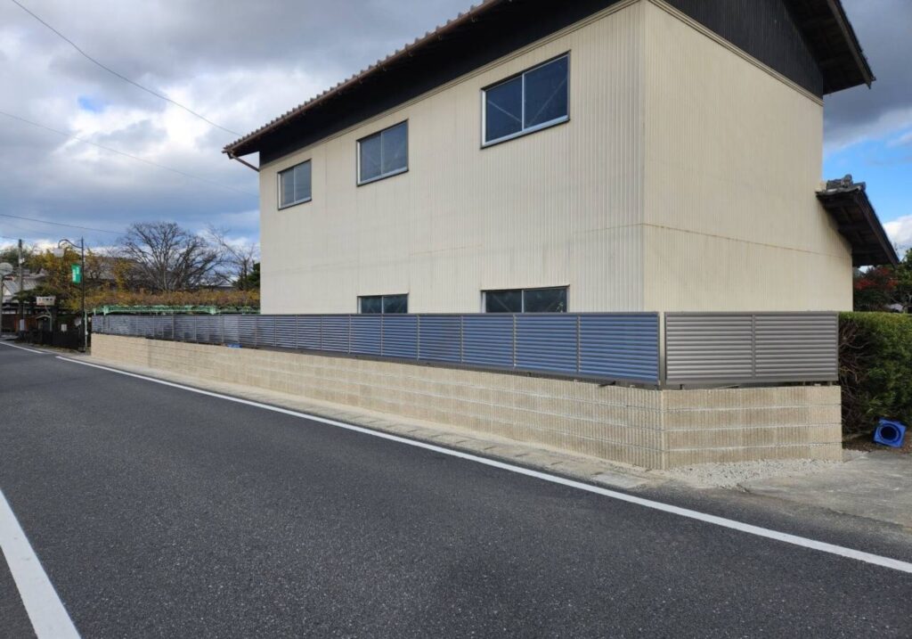 三重県 鈴鹿市 建設会社 外構 エクステリア 駐車場工事 アプローチ 門 塀回り空間 庭工事 玄関 カーポート設置 ウッドデッキ設置 基礎工事