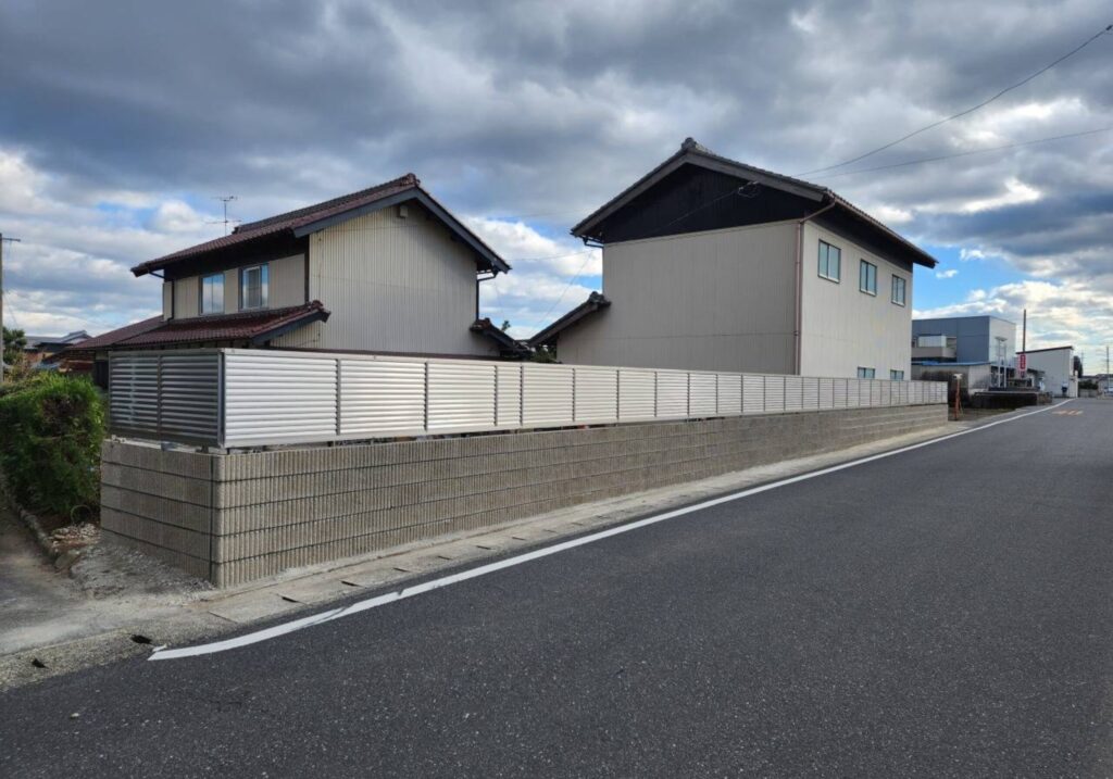 三重県 鈴鹿市 建設会社 外構 エクステリア 駐車場工事 アプローチ 門 塀回り空間 庭工事 玄関 カーポート設置 ウッドデッキ設置 基礎工事