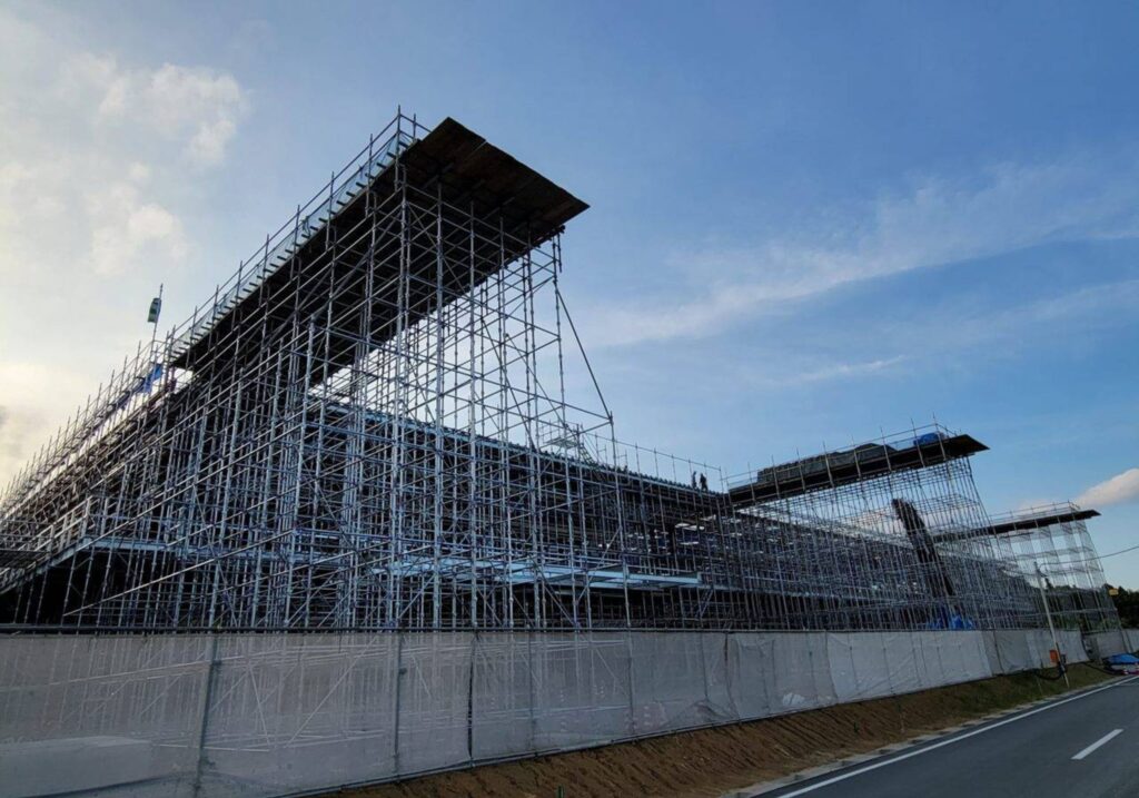 三重県 鈴鹿市 建設会社 足場工事 改修足場 吊足場 新築足場 鳶工事 新設足場 タンク足場 プラント足場 住宅足場