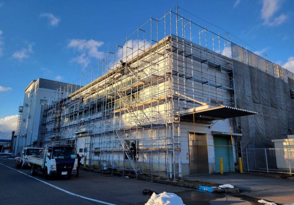 三重県 鈴鹿市 建設会社 足場工事 改修足場 吊足場 新築足場 鳶工事 新設足場 タンク足場 プラント足場 住宅足場