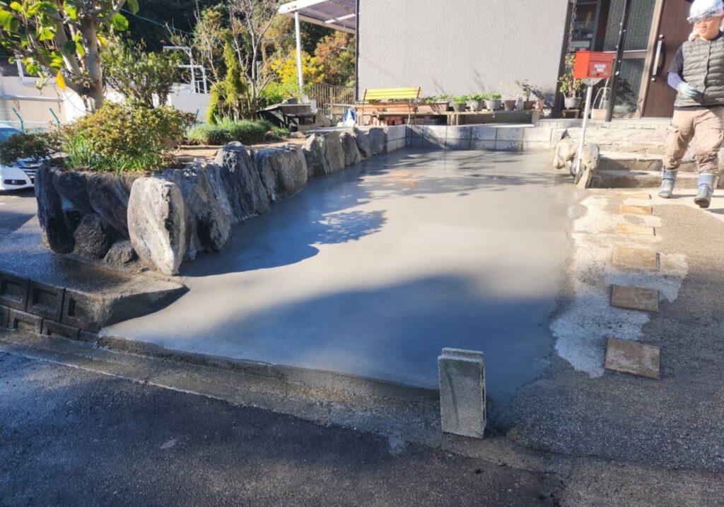 三重県 鈴鹿市 建設会社 外構 エクステリア 駐車場工事 アプローチ 門 塀回り空間 庭工事 玄関 カーポート設置 ウッドデッキ設置 基礎工事