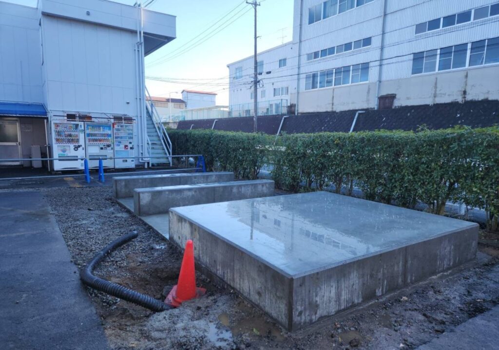 三重県 鈴鹿市 建設会社 外構 エクステリア 駐車場工事 アプローチ 門 塀回り空間 庭工事 玄関 カーポート設置 ウッドデッキ設置 基礎工事