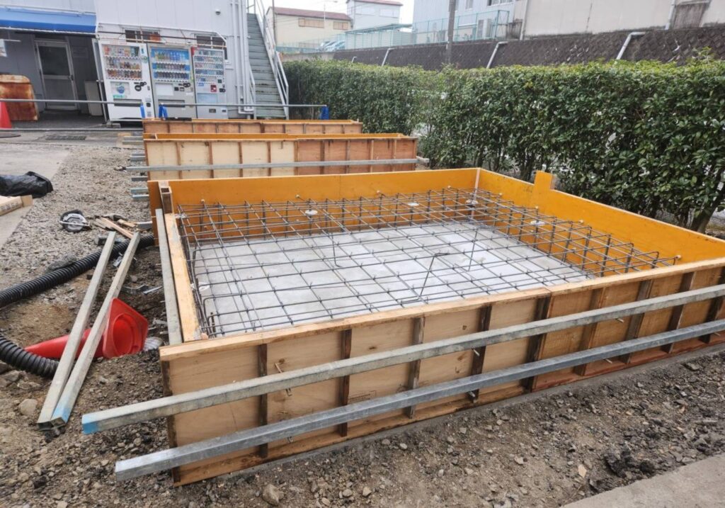 三重県 鈴鹿市 建設会社 外構 エクステリア 駐車場工事 アプローチ 門 塀回り空間 庭工事 玄関 カーポート設置 ウッドデッキ設置 基礎工事