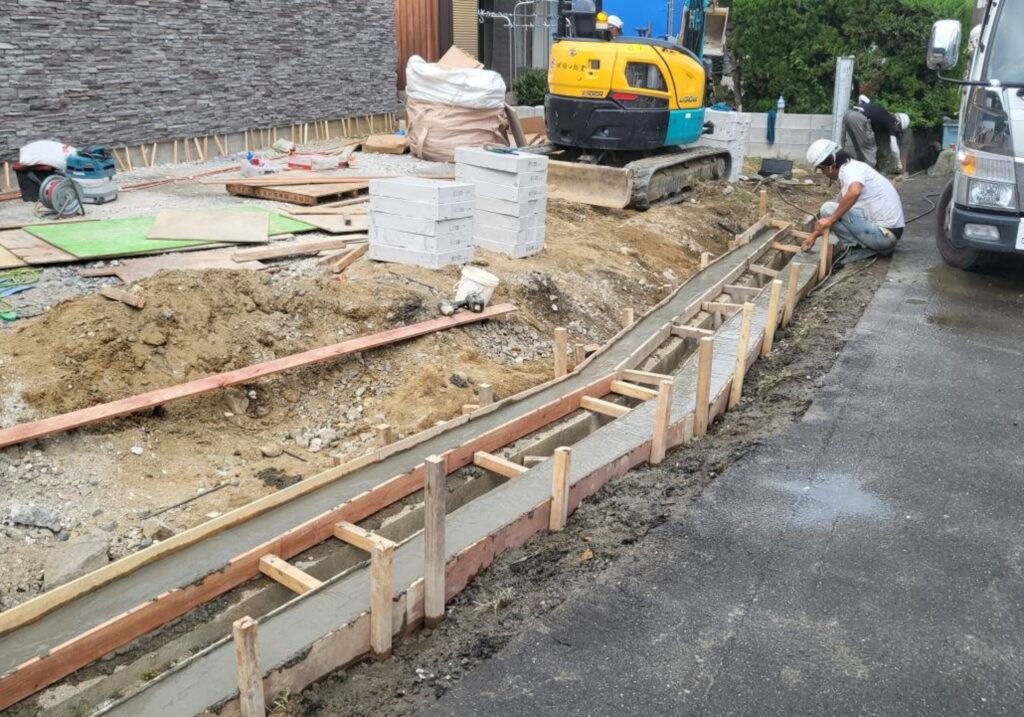 三重県 鈴鹿市 建設会社 外構 エクステリア 駐車場工事 アプローチ 門 塀回り空間 庭工事 玄関 カーポート設置 ウッドデッキ設置 基礎工事