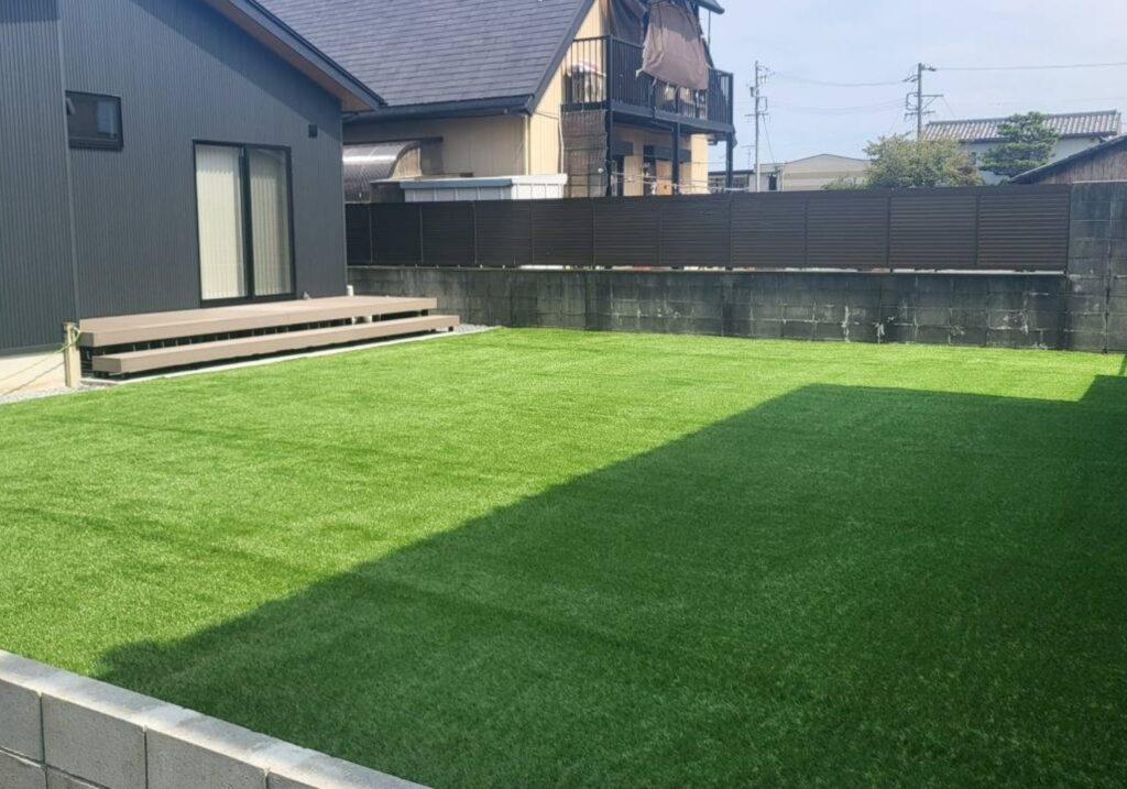 三重県 鈴鹿市 建設会社 外構 エクステリア 駐車場工事 アプローチ 門 塀回り空間 庭工事 玄関 カーポート設置 ウッドデッキ設置 基礎工事