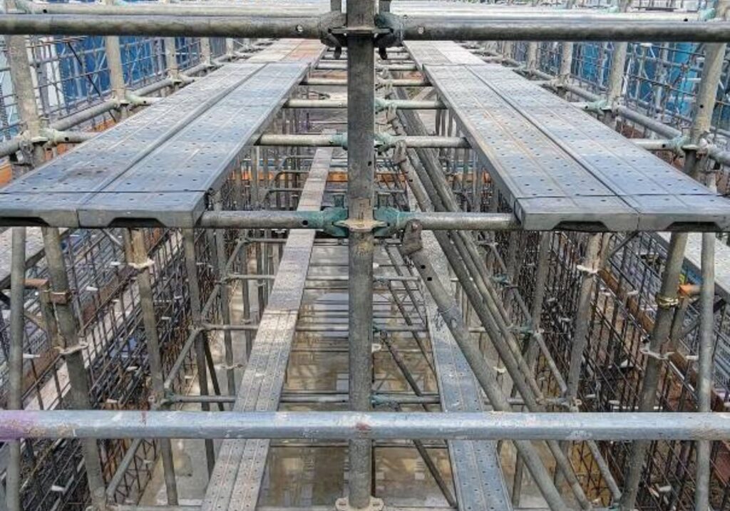 三重県 鈴鹿市 建設会社 足場工事 改修足場 吊足場 新築足場 鳶工事 新設足場 タンク足場 プラント足場 住宅足場
