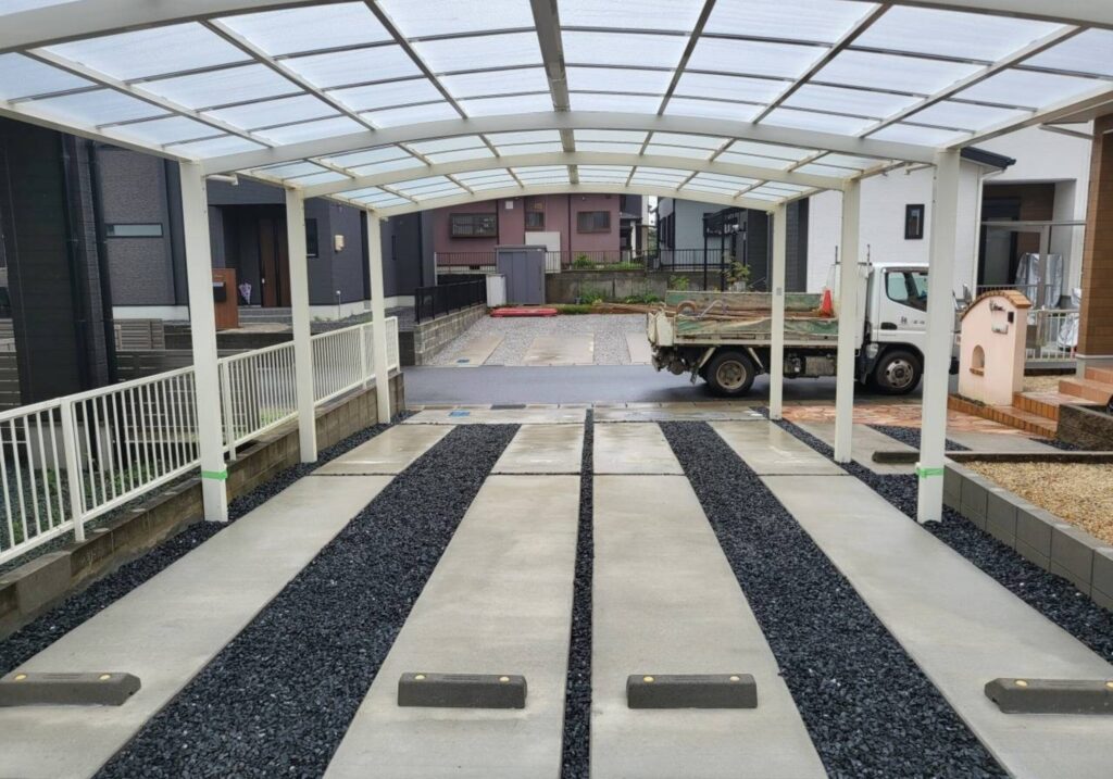 三重県 鈴鹿市 建設会社 外構 エクステリア 駐車場工事 アプローチ 門 塀回り空間 庭工事 玄関 カーポート設置 ウッドデッキ設置 基礎工事