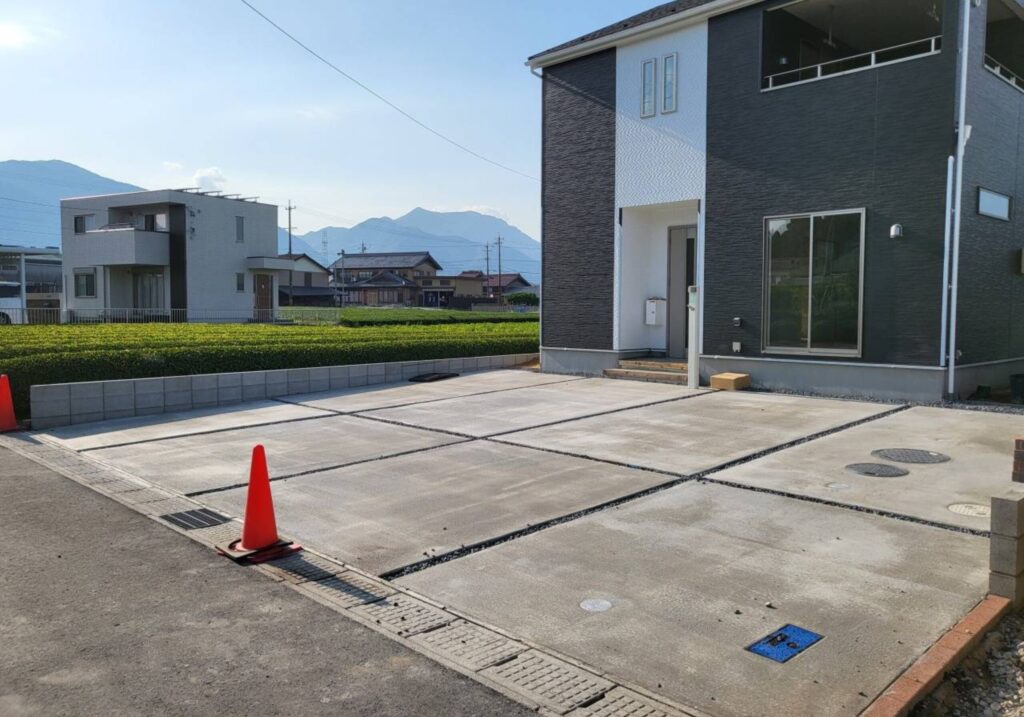 三重県 鈴鹿市 建設会社 外構 エクステリア 駐車場工事 アプローチ 門 塀回り空間 庭工事 玄関 カーポート設置 ウッドデッキ設置 基礎工事
