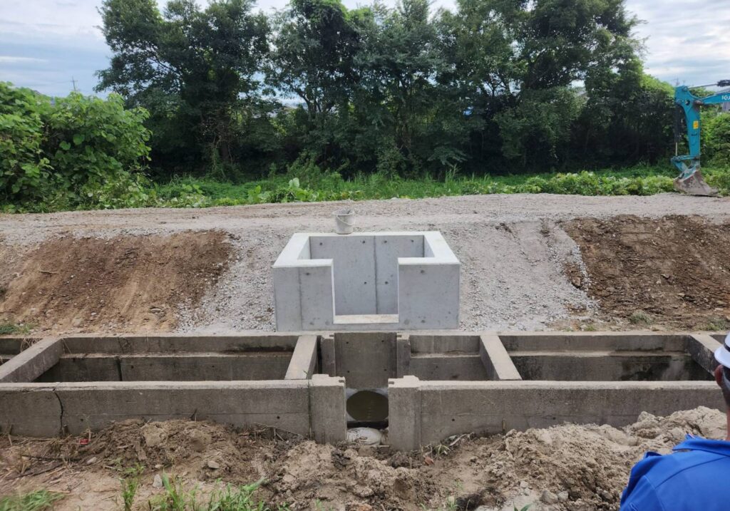 三重県 鈴鹿市 建設会社 外構 エクステリア 駐車場工事 アプローチ 門 塀回り空間 庭工事 玄関 カーポート設置 ウッドデッキ設置 基礎工事