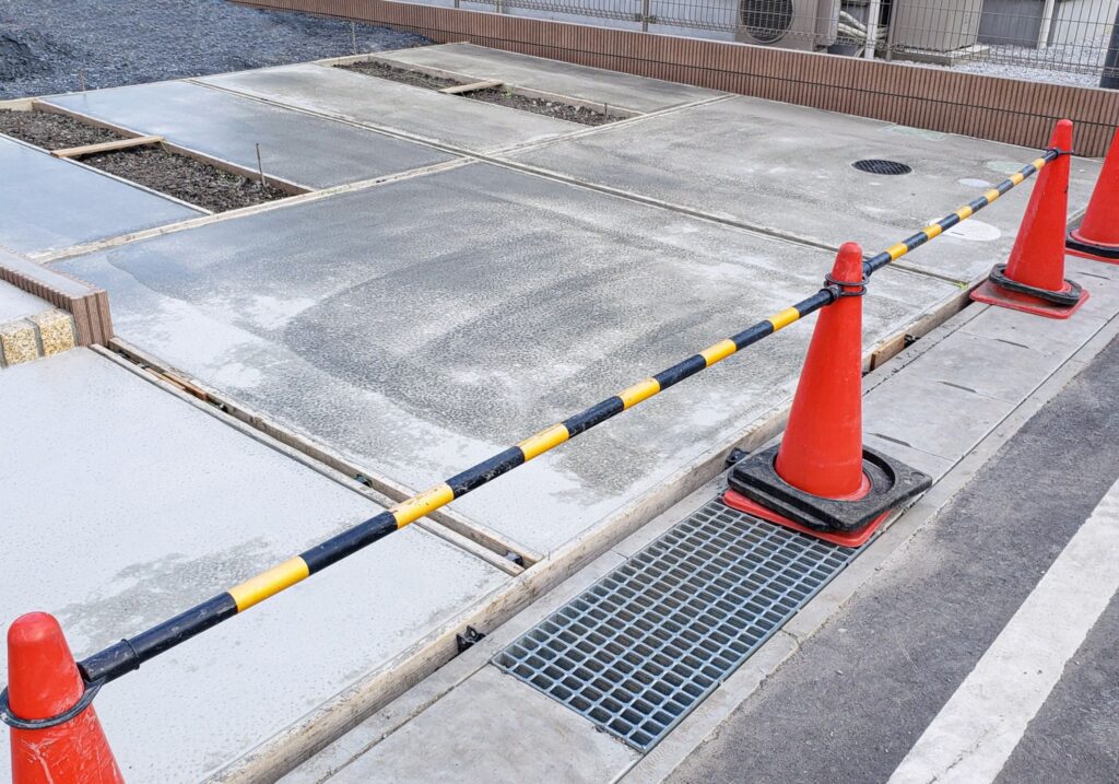 三重県 鈴鹿市 建設会社 外構 エクステリア 駐車場工事 アプローチ 門 塀回り空間 庭工事 玄関 カーポート設置 ウッドデッキ設置 基礎工事