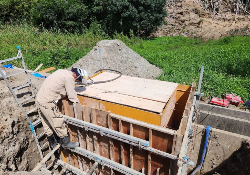 三重県 鈴鹿市 建設会社 外構 エクステリア 駐車場工事 アプローチ 門 塀回り空間 庭工事 玄関 カーポート設置 ウッドデッキ設置 基礎工事