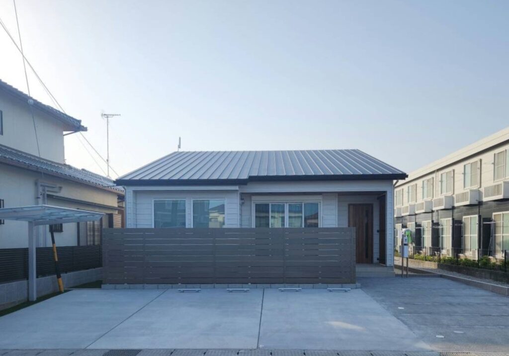 三重県 鈴鹿市 建設会社 外構 エクステリア 駐車場工事 アプローチ 門 塀回り空間 庭工事 玄関 カーポート設置 ウッドデッキ設置 基礎工事